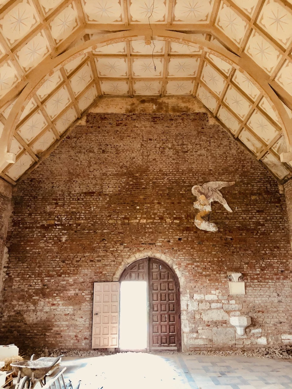 El muro este de la iglesia visto desde el interior: el ángel pintado sobre la gran puerta, bajo la bóveda de estrellas