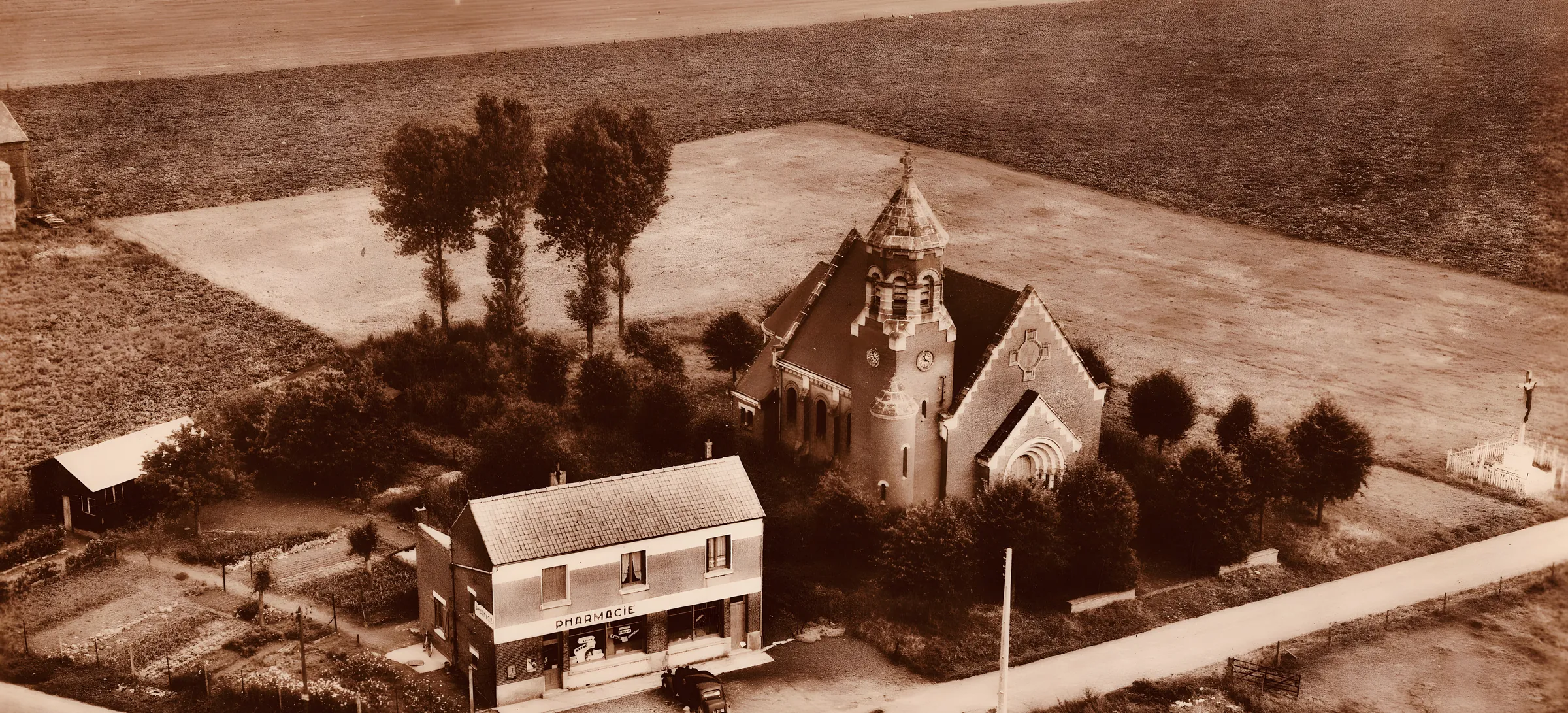 Vista aérea antigua de la iglesia y la farmacia, postal en sepia