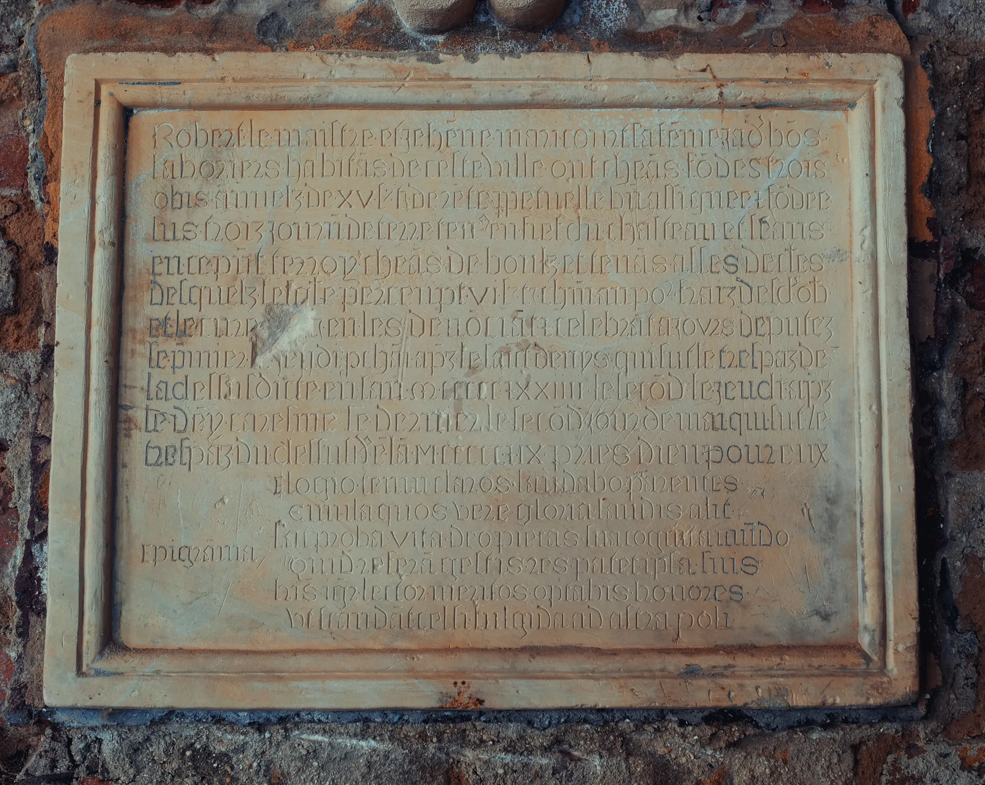 La plaque de Robert Lemaistre et Jehenne Maricourt : onze lignes de français ancien puis six vers latins