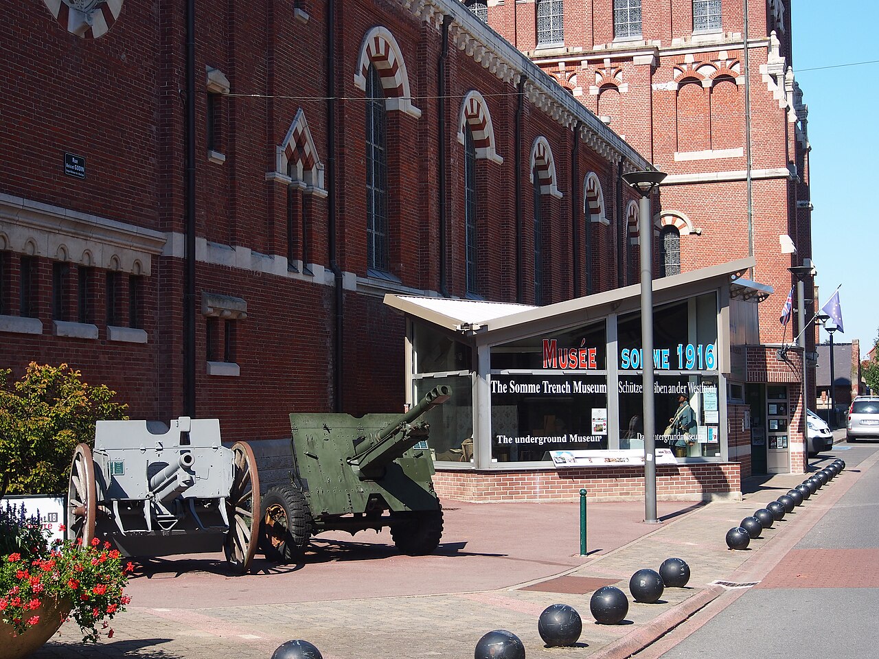 La entrada del museo Somme 1916, al pie de la basílica de Albert