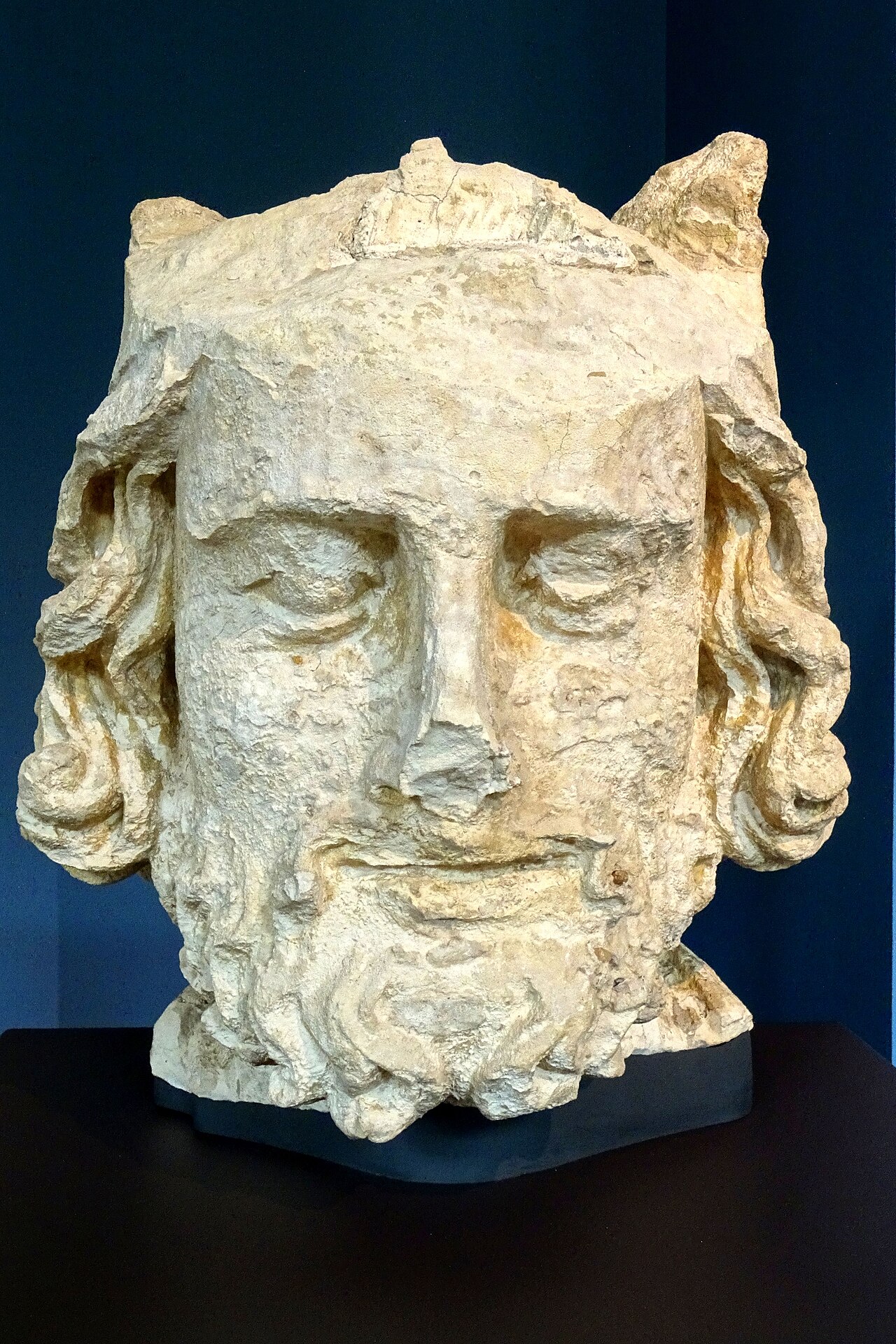 Cabeza de rey del siglo XIII, procedente de la catedral de Amiens