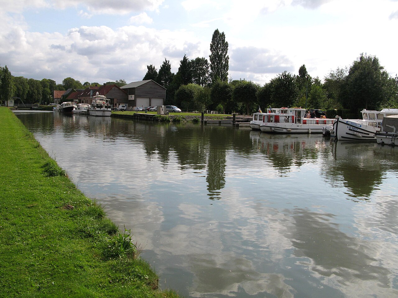 Barcos amarrados en el puerto deportivo de Cappy, en el canal del Somme