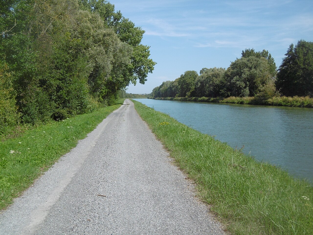 El camino a lo largo del canal, entre Éterpigny y Péronne